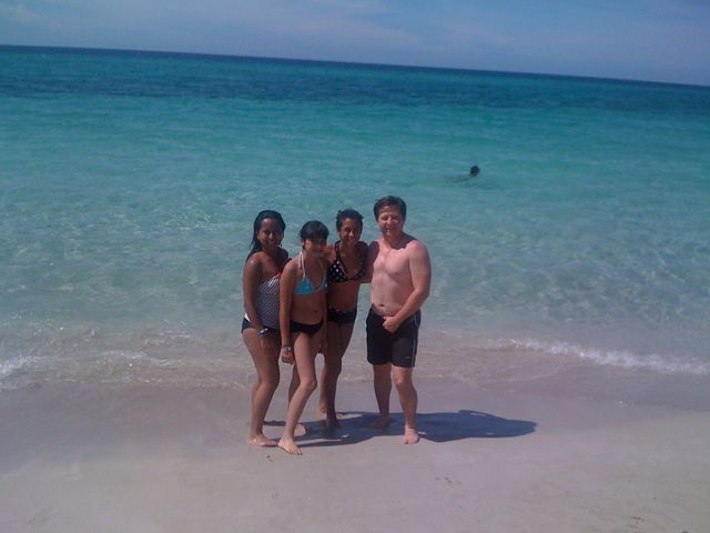 FAM. MARTINEZ ESTEFANIA, REFRESCANDOSE EN LA PLAYA