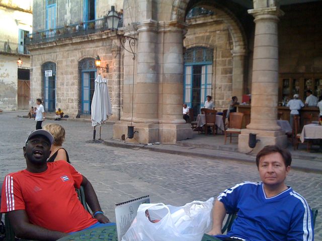 BOLO, COMO LO CONOCEN EN LA HABANA Y EL PROFE JORGE, DESCANSANDO DE UN DÍA MUY INTENSO.