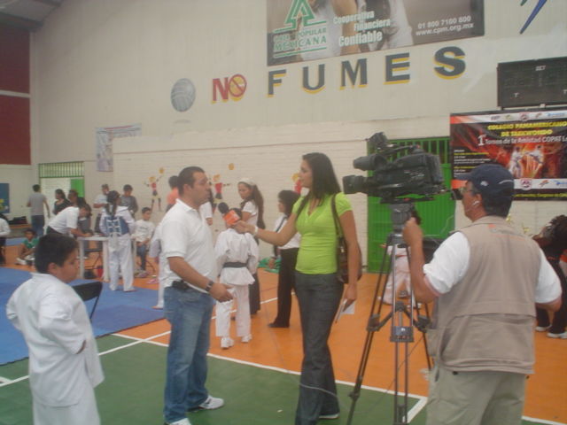 PROFR. JAVIER ORIGEL DANDO LOS PORMENORES DELE EVENTO A LOS MEDIOS TELEVISIVOS