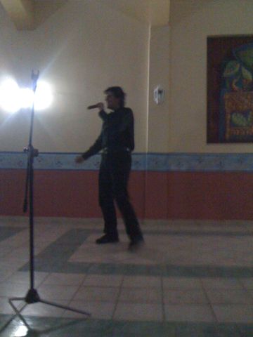 MTRO. MARIO CANTANDO EN EL KARAOKE