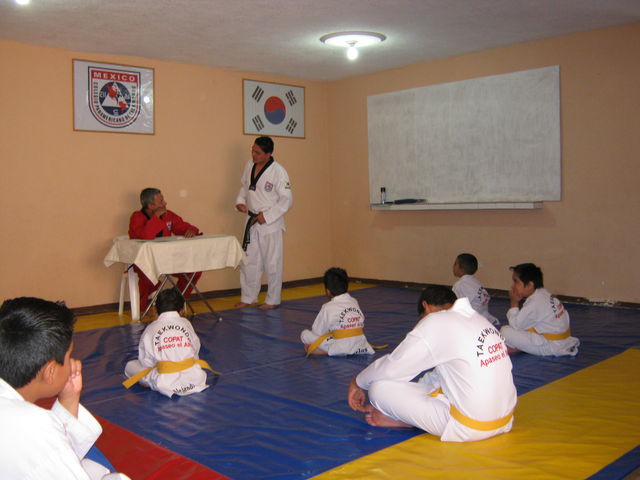 MTRO. ENRIQUE MTZ EVALUANDO A NUESTROS ALUMNOS