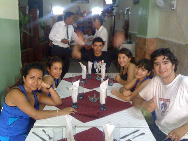 COMIENDO EN UNO DE LOS CONOCIDOS RESTAURANTES LLAMADOS PALADARES EN LA HABANA